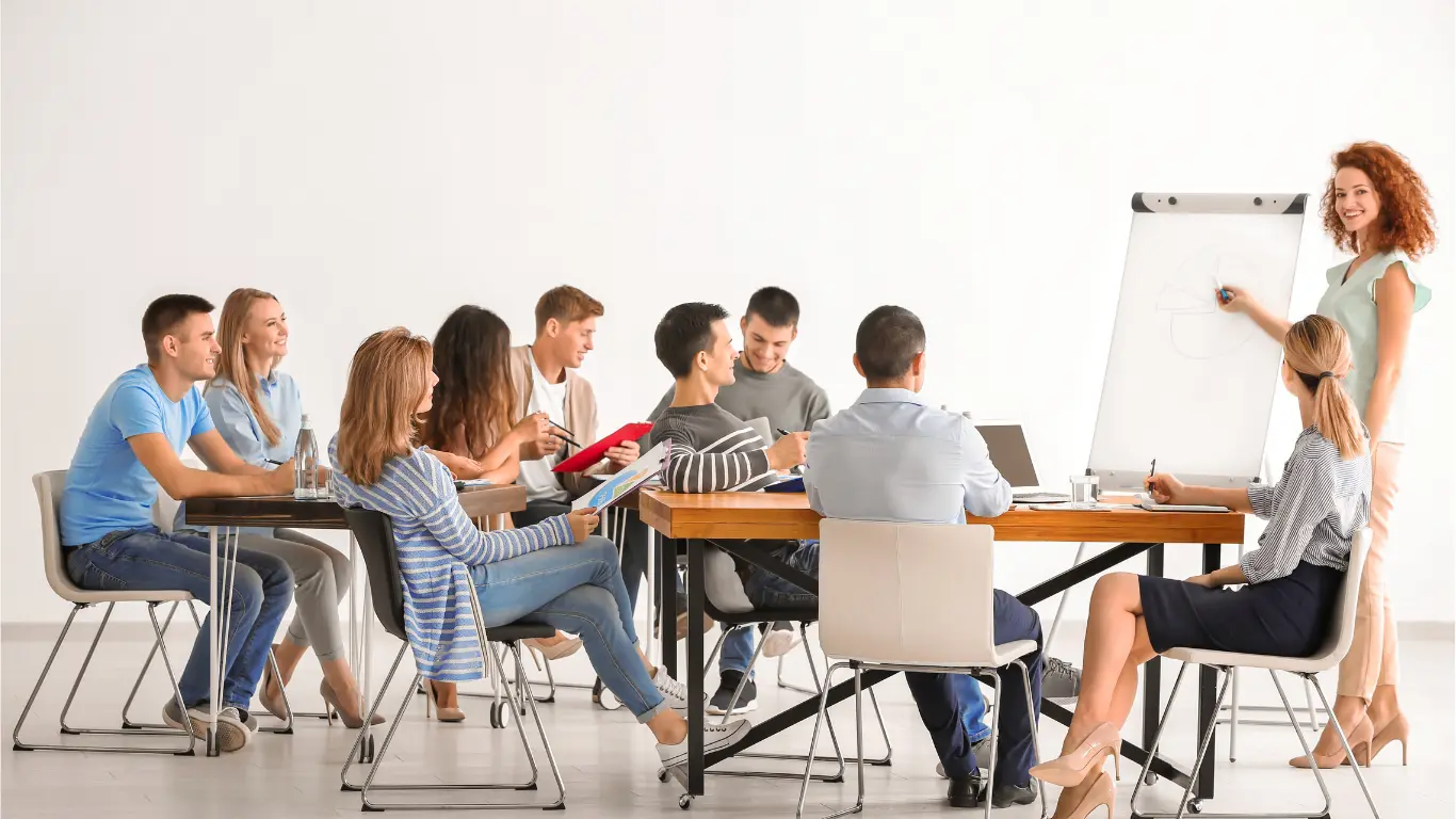 Duygusal zeka eğitimi sırasında ekip çalışması yapan katılımcılar