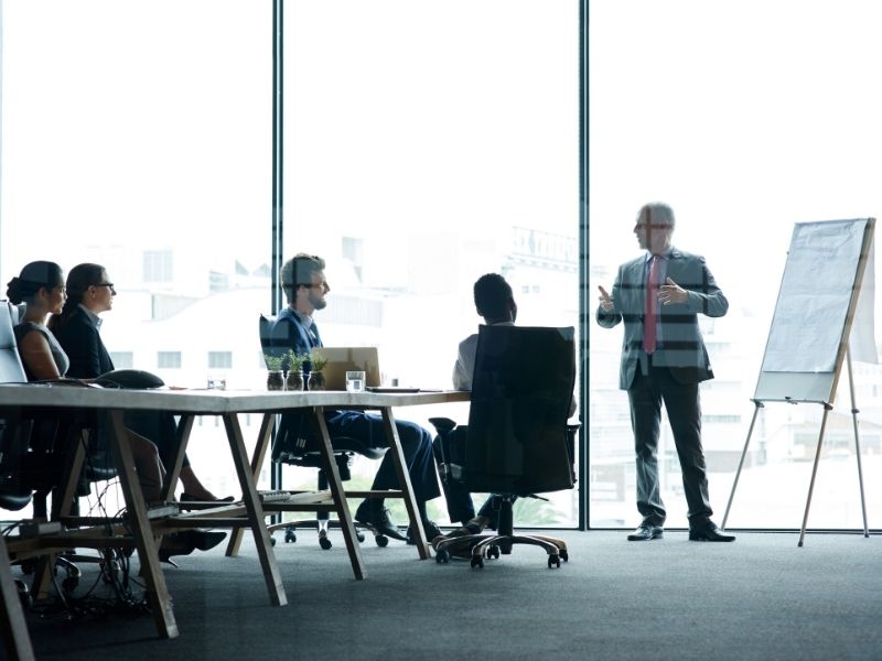 Kişisel Gelişim Eğitim 2 İlhan Koç Akademi logosu ile kişisel gelişim eğitimlerini, beyin ağacı ve sembollerle potansiyel keşfini, bireylerin dönüşüm yolculuğunu gösteren ilham verici görsel.