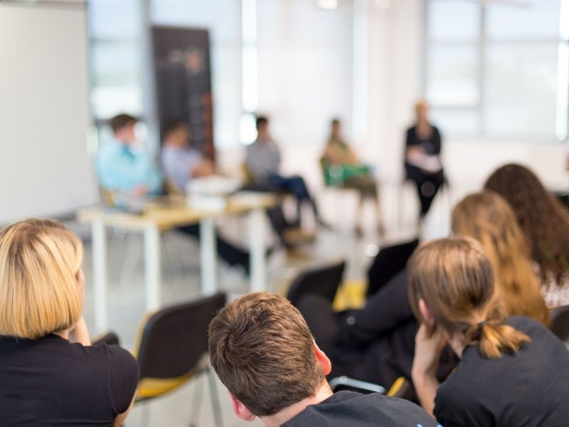 Kurumsal eğitimde psikoloji temelli liderlik becerileri eğitimi alan mutlu ve etkileşimli bir ekip.