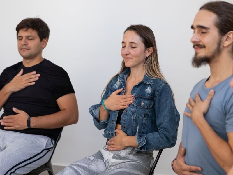 Mindfulness pratiği yapan, huzurlu bir ortamda meditasyon halinde olan veya stres yönetimi uygulayan bir birey.