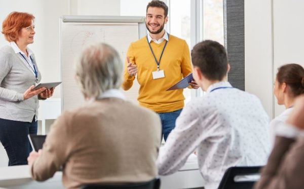 psikoloji- temelli-egitim Psikoloji temelli eğitim ile nöroplastisite ve davranışsal değişim gösteren insan beyni görseli.