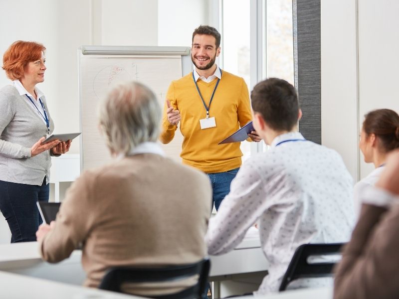 Psikoloji Temelli Eğitim 1 Psikoloji temelli eğitim ile nöroplastisite ve davranışsal değişim gösteren insan beyni görseli.