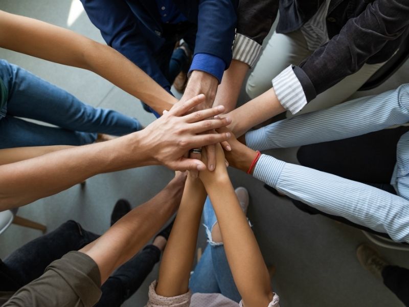 İnsan Kaynakları Yönetimi 5 Çalışan bağlılığı modelinde özerklik, ustalık, amaç ve psikolojik güvenliğin etkisi gösteriliyor.