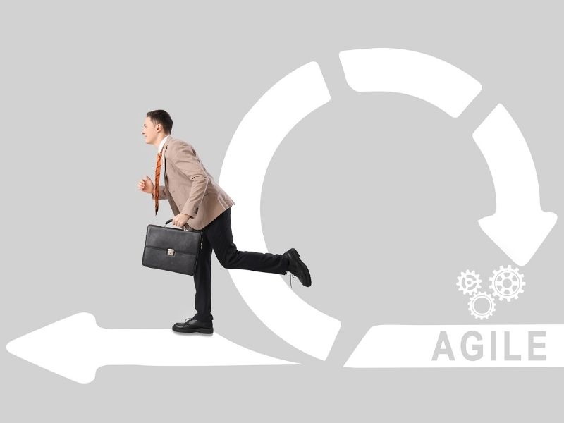 İnsan Kaynakları Yönetimi 4 evik Performans Yönetimi Sistemi diyagramı; sürekli geribildirim, OKR ve koçluk döngüsünü vurguluyor.