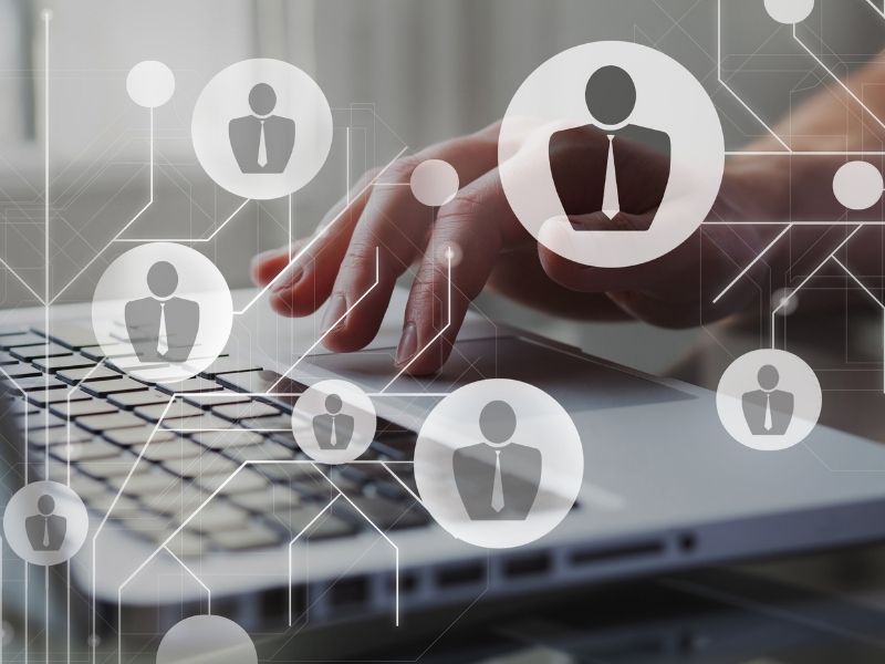 İnsan Kaynakları Yönetimi 3 Kapsamlı yetenek yönetimi çarkı; İK stratejisine uygun yetenek edinimi ve kariyer planlama süreçlerini gösteriyor.